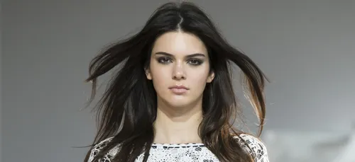 Nouveau record pour Kendall Jenner qui .... montre son téton !!