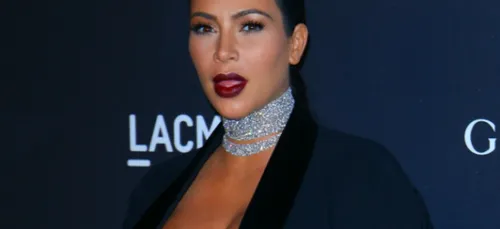 KIM KARDASHIAN LA FUTURE MAMAN OSE UNE TENUE TRANSPARENTE ET...