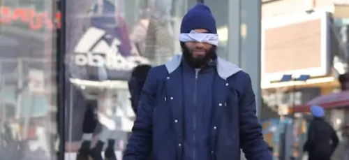 Un musulman se bande les yeux et propose des câlins ! (vidéo)