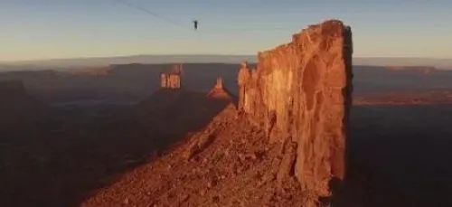 Vidéo: Il  fait 601 mètres de marche à 500 mètres au-dessus du...