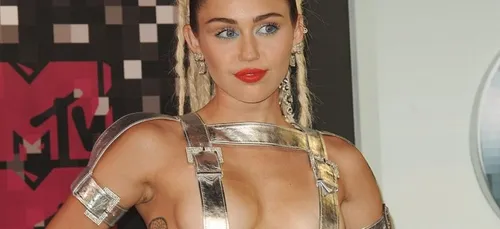 Miley Cyrus nue, habillée d'un unique gode géant !! (Photo)