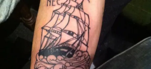 Les français courent chez le tatoueur à la suite des attentats