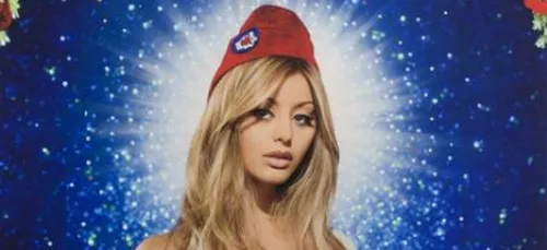 Zahia égale à elle-même, enlève le haut pour réagir, à sa façon,...