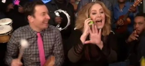 Adèle chante "Hello" accompagnée d'un orchestre avec des...