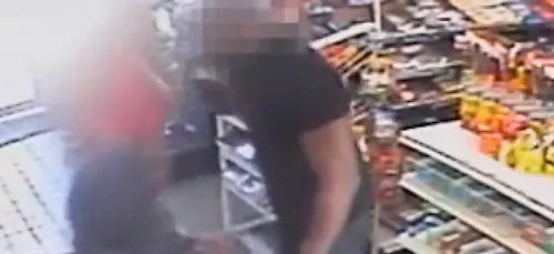 (Vidéo) Il se fait agressé sexuellement par deux femmes dans une...