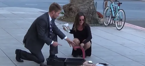 Vidéo : D'énormes sextoys tombent de sa mallette qui s'ouvre en...