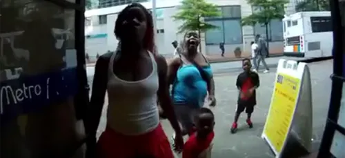 Vidéo : Elle se fait taser par un vigile devant ses enfants...