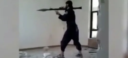 (Vidéo) Un combattant de Daech s'explose tout seul avec son lance...