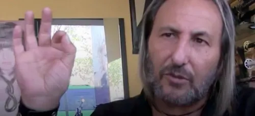 Il coiffe ses clientes avec des katanas et un chalumeau !