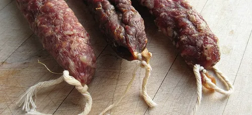 Arrêté par la Police pour avoir caché un saucisson dans son slip !!