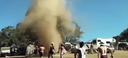 Des Oufs: ils dansent au milieu d'une tornade à 100km/h (Vidéo)