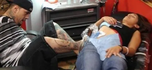 Incroyable: Né sans bras, il parvient à devenir tatoueur...