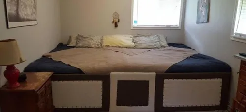 Un couple construit un méga lit de 3,35 m de large pour tout le...