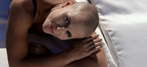 Marina jolie femme, professeur de yoga et exhibitionniste, ne rate...