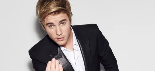 Justin Bieber se fait poser une dent en or !! (Vidéo)