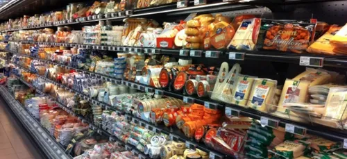 Il lui met un doigt dans les fesses au rayon fromage d'un...