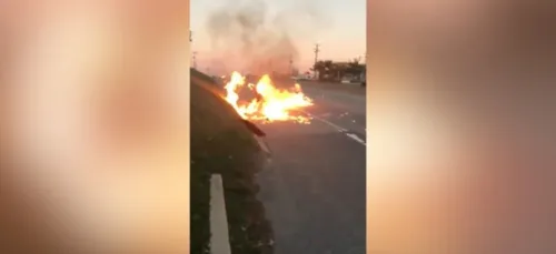 Un homme asperge ses collègues d'essence pour les brûler