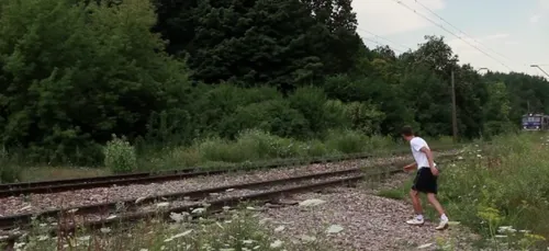 Il risque bêtement sa vie pour une seconde d'adrénaline (vidéo)