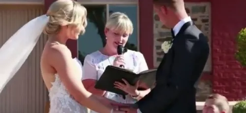 Un jeune garçon interrompt un mariage pour une raison hilarante !!...