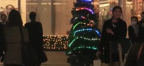 Insolite: découvrez l'homme Sapin de  Noël dans les rues de Tokyo...