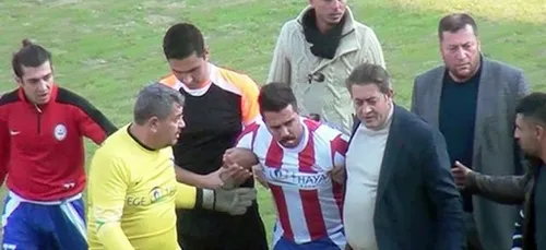 Un joueur de football pète complètement les plombs après un carton...