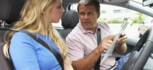 Permis de conduire : C'est légal, les filles peuvent coucher avec...