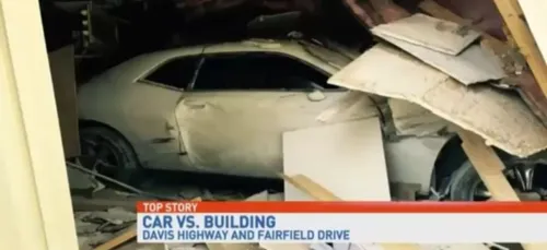 Il provoque un accident horrible en essayant de voyager dans le...