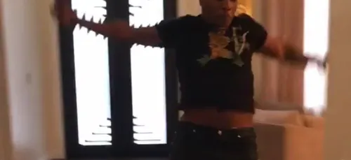 Vidéo: Mike Tyson se ramasse une belle gamelle, plus doué en boxe...
