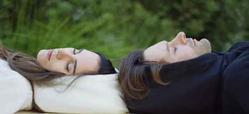 Un sweat à capuche gonflable pour dormir où vous voulez ! (photos)