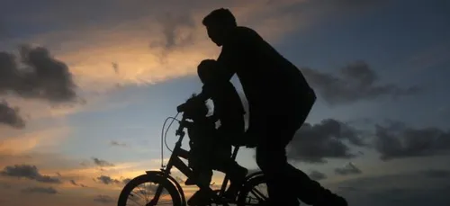 A 5 ans, il part en vélo en pleine nuit pour sauver son père