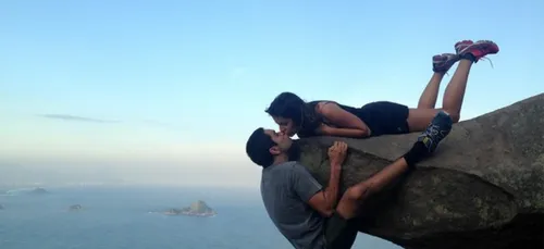 Ils se prennent en photo suspendus au-dessus du vide ! (photos)