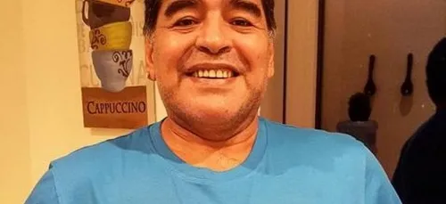Maradona pose avec un beau T-shirt "Platini et Blatter voleurs"...