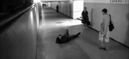 (Video) Il lui vole son téléphone, elle le défonce !