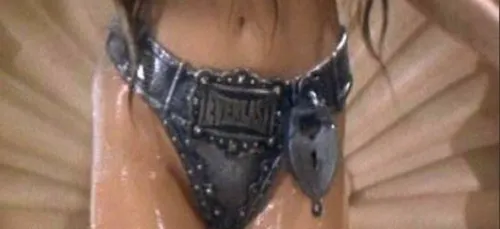 Une jeune femme perd la clé de sa ceinture de chasteté, elle fait...