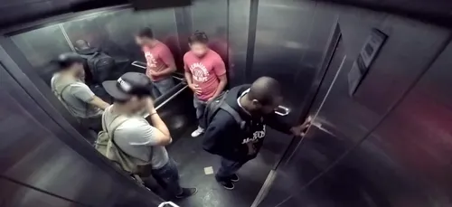 Caméra cachée : Une journée de m.... pour les gens coincés dans cet...