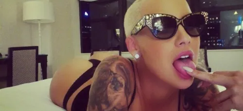 Amber Rose dévoile une nouvelle fois ses formes généreuses et sa...