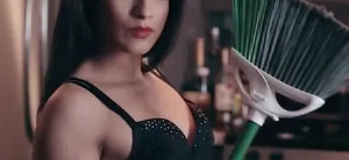 Cette bomba latina convainc ces trois potes de faire le ménage pour...