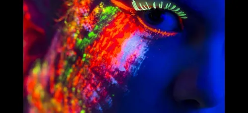 La nouvelle tendance capilaire WTF  : les cheveux phosphorescents...