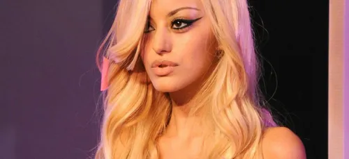 Zahia: son  décolleté vertigineux fait un tabac sur les réseaux...