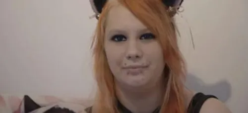 La femme-chat: "Je marche à quatre pattes et je dors dans un...