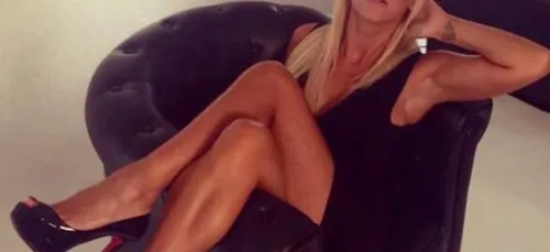 Amélie Neten topless dans le dernier épisode de Friends Trip !!...