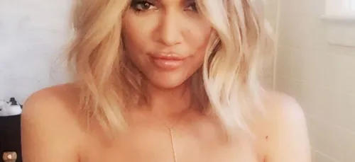 Khloe Kardashian à moitié nue ...