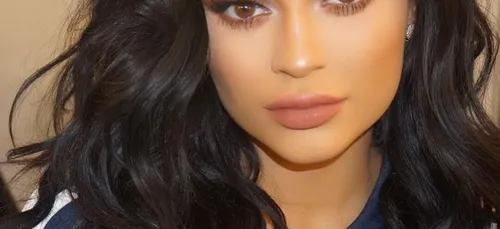 Kylie Jenner oublie de mettre  son pantalon et se balade les fesses...