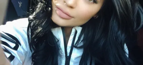 Kylie Jenner présente ... son nouveau tatouage mystérieux !! (Vidéo)
