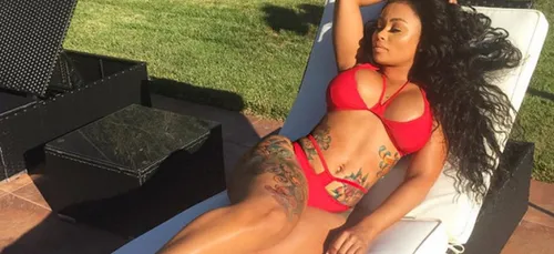 Blac Chyna enflamme Rob Kardashian avec une séance photo Topless !!...