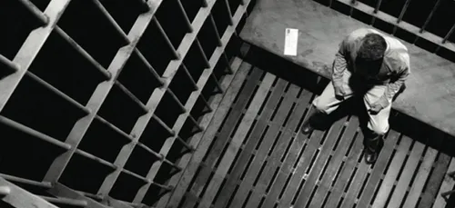 Prison : Un détenu fait un direct de son "club med" dans le...