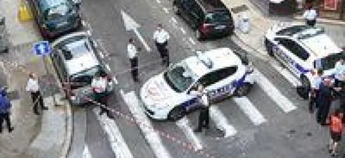 Insolite : Deux braqueurs restent coincés dans le ... sas de...