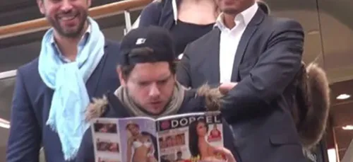 Il mate un film porno en plein cours !! (Vidéo)