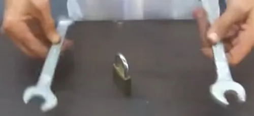 Comment forcer un cadenas avec deux clés plates