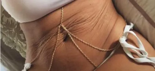 Casser un tabou : une jeune maman qui vient d'accoucher se montre...